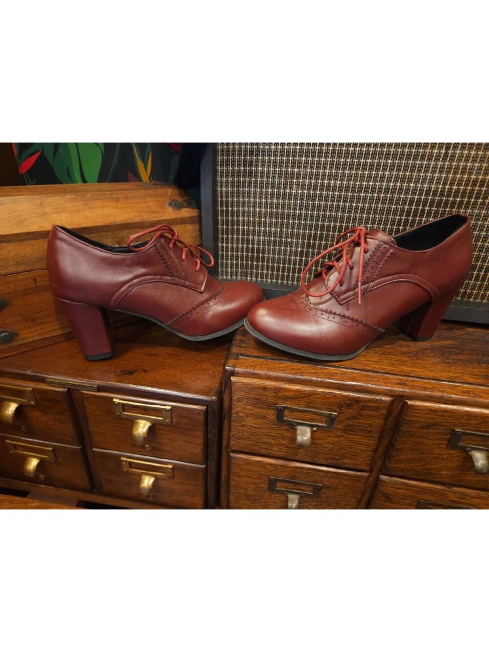 Vintage-Inspired Burgundy Lace-Up Heeled Oxford Shoes Brogue Detailing Size 9